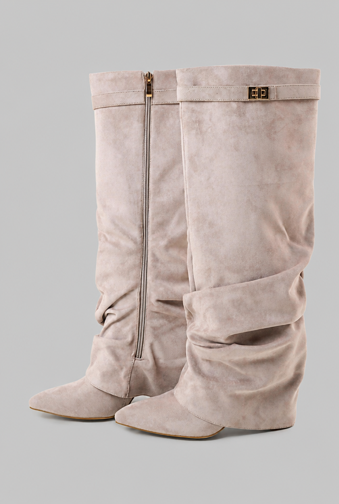 Botas Mujer Slouchy de Ante Punta Fina con Hebilla Dorada