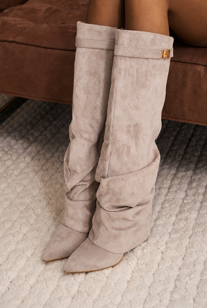 Botas Mujer Slouchy de Ante Punta Fina con Hebilla Dorada