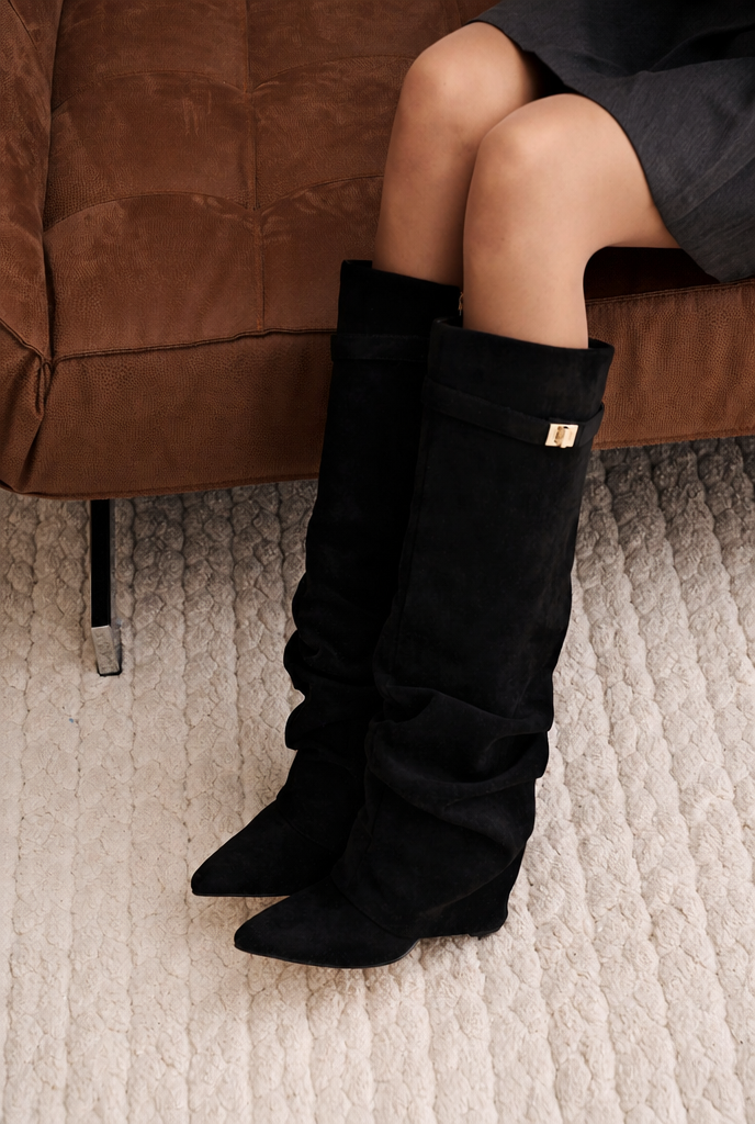Botas Mujer Slouchy de Ante Punta Fina con Hebilla Dorada