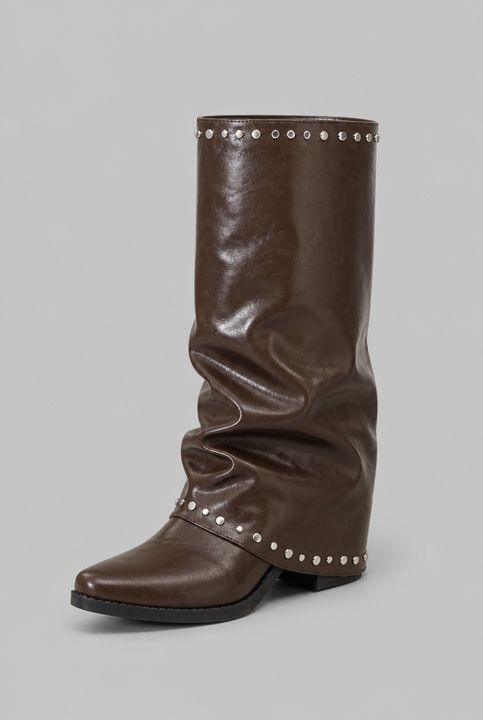 Botas Mujer Slouchy Efecto Piel Charol con Tachuelas Plateadas