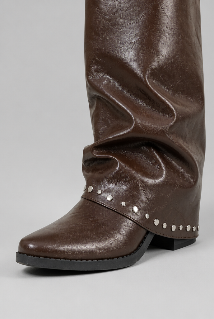 Botas Mujer Slouchy Efecto Piel Charol con Tachuelas Plateadas