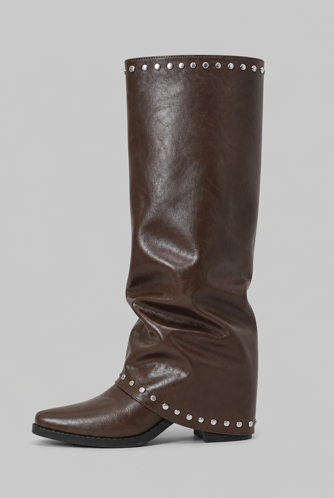 Botas Mujer Slouchy Efecto Piel Charol con Tachuelas Plateadas
