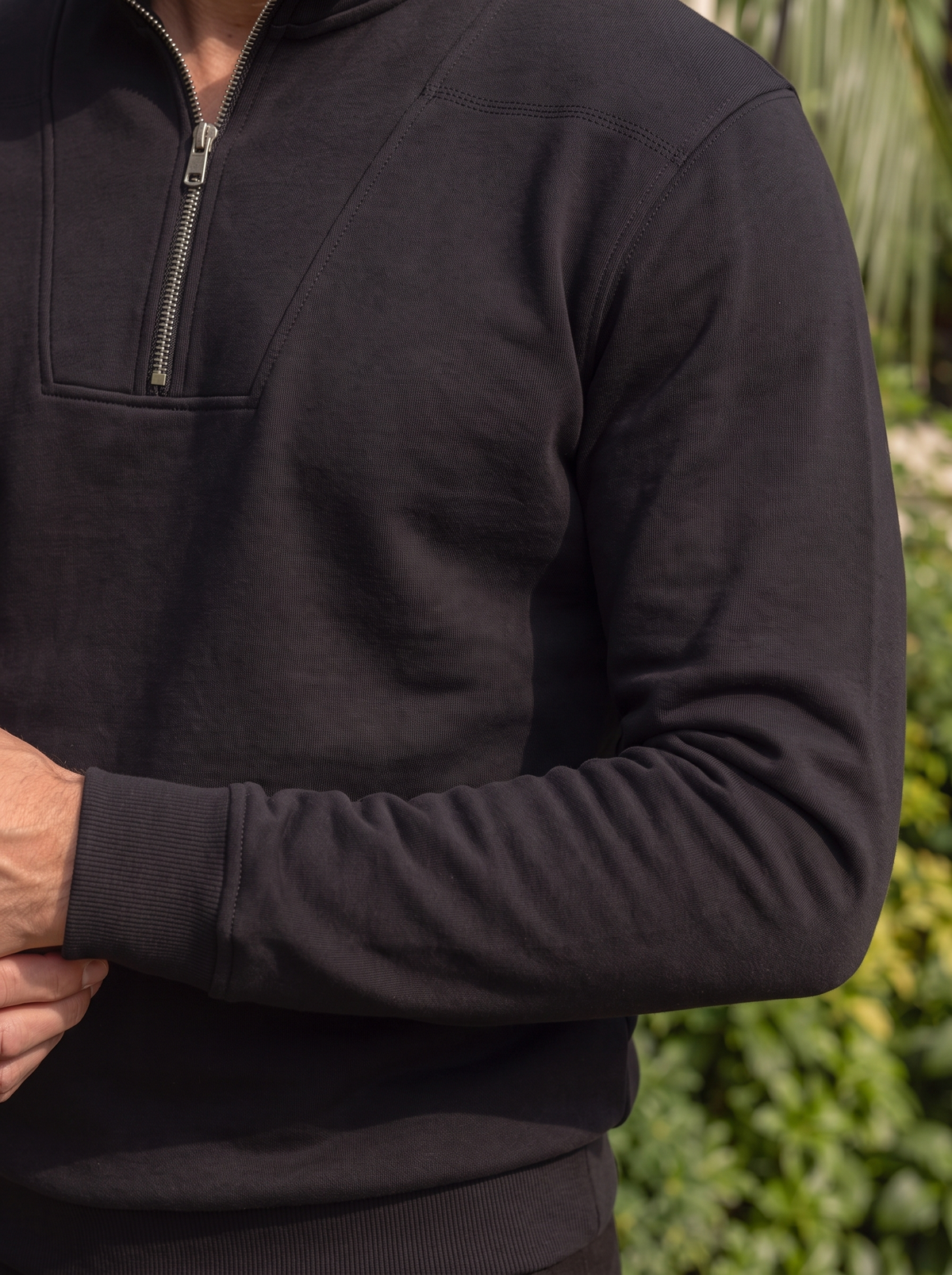 Sudadera Deportiva con Cremallera y Solapa Negra - Cross & Crown