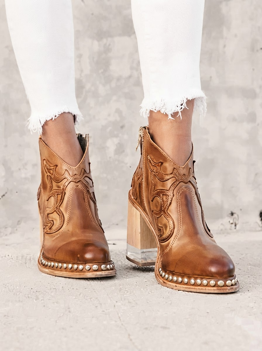 Botines de Piel para Mujer con Bordados y Tachuelas